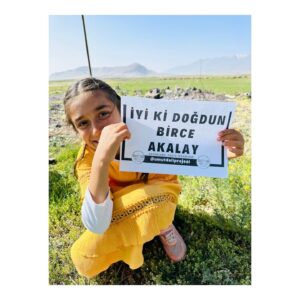 Birce Akalay Instagram - Yes, I have now left behind exactly 40 years of my life. 
I would like to thank all my friends and my dear love who blessed me with their sincere wishes, love and gifts all day long.
I think I have accumulated the most beautiful people in the world. Thanks to you, I feel very lucky and strong. I’m grateful for your existence.

I’m glad you gave birth to me, Mum. 
I’m glad you protected me, Dad.

I love you so much!

🧜🏻‍♀️