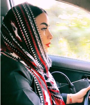 Bita Ahmadi Instagram - 🕛
پرنده ها هرگز ديرشان نمي شود،
هيچ سگي ساعتش را نگاه نمي كند و گوزن ها نگران فراموش كردن تولدها نيستند،
فقط انسان #زمان را اندازه مي گيرد و #ساعت را اعلام مي كند،
به همين دليل فقط انسان است كه از ترسي فلج كننده رنج مي برد،
ترس تمام شدن وقت .......
ميچ آلبوم
كتاب وقت نويس
______________
#MitchAlbom #thetimekeeper #بيتا_احمدي #bitaahmadi