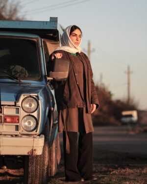 Bita Ahmadi Instagram - به گزارش خبرگزاري برنا وحيد فتحعلی تهیه کننده فيلم سينمايي "نیسان آبی" به كارگرداني مجيد فلاح شجاعي درباره زمان از سرگیری این پروژه اظهار کرد: ما هم مانند دیگر پروژه ها منتظر پایان کرونا در کشور هستیم تا در شرایطی مطلوب بتوانیم کارمان را در ادامه بدهیم.
فتحعلی در پایان افزود: پس از تولید نیسان آبی در لاهیجان اپیزود دوم این فیلم در تهران ادامه خواهد داشت.
«تی تی گل» زنی گیلانی است که به دليل مشکلات و گذران زندگی مجبور می شود راننده نیسان شود ...
بيتا احمدی، مجید پتکی ، محمد پورجعفری، سعید فلاح شجاعی، وحید فتحعلی، محسن قادريار و .... بازيگران اين فيلم هستند.
📸 : @saeid_shojaei ————————————————-
#بيتا_احمدي #bitaahmadi