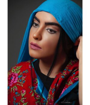 Bita Ahmadi Instagram - ❤️
من برایِ حالِ خوبم ، می جنگم !
قوی بودن ، در دنیایِ من ، انتخاب نیست ،
یک قانونِ اساسی و اجباریست .
اوضاع هرچقدر که می خواهد ، بد باشد ؛
من شکست را ، نمی پذیرم !
به جایِ نشستن و افسوس خوردن ، می ایستم و 
شرایط را تغییر می دهم !
می جنگم ، زخمی می شوم ، زمین می خورم ، اما شکست ، هرگز !
من عمیقا باور دارم که شایسته ی آرامشم ،
و برایِ داشتنش ، با تمامِ توانم ، تلاش می کنم .
من آفریده نشده ام که تسلیم باشم ،
که مغلوب باشم ،
که ضعیف باشم !
من آمده ام که جهان را تسلیمِ آرزوهایم کنم ،
"من" خواسته ام !
پس می شود ...
———————-
📷 : @mohsenbazianfar #bitaahmadi
#نرگس_صرافيان_طوفان #بيتا_احمدي