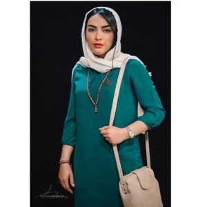Bita Ahmadi Instagram - مهربان باشيم مهرباني تكثير خداست در تمامي لحظه ها، خدا محبت است عشق است و خوب میدانم اگر قضاوتي در مورد کسی بکنم، دنیا تمام تلاشش را می کند تا مرا در شرایط او قرار دهد تا به من ثابت کند در تاریکی همۀ ما شبیه يكديگريم🌹 
عكس مربوط به نمايشگاه مطبوعات 
#بيتا_احمدي #bitaahmadi