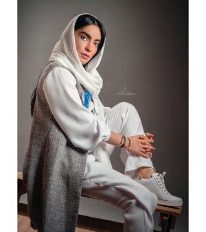 Bita Ahmadi Instagram - 🌾🕊
روزی ما دوباره کبوترهایمان را پیدا خواهیم کرد
و مهربانی دست زیبایی را خواهد گرفت
روزی که کمترین سرود
بوسه است
و هر انسان
برای هر انسان
برادری ست
روزی که دیگر درهای خانه شان را نمی بندند
قفل 
افسانه ای است
و قلب
برای زندگی بس است ...
——————————
Photo by : @mohsenbazianfar
Make up by : @sh.ahmadnezhad
#احمد_شاملو #الف_بامداد #بيتا_احمدي #bitaahmadi