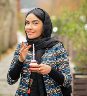 Bita Ahmadi Instagram - 🎂🎉🎈🎊
زاد روزم روز شكفتن دوباره من است ، همه با بهار مي شكفند من در پاييز نيز مي شكفم، نو مي شوم شُكر
شُكر به درگاه خداوند مهربان كه جان را به من هديه داد.
پي نوشت : هوا خيلي سرد شده و خانه گرم است، بوي كيكي كه خواهرم برايم پخته مي آيد ، مادر بزرگم برايم هديه اي آورده و از همان جلوي درب خانه به من مي دهد ، نميتوانم دست و صورت زيبايش را ببوسم و تشكر كنم كه با عصايش تا درب خانه آمده براي روز تولدم ، او ١٠ ماه هست به دليل كرونا خانه مان نيامده ... اما مي دانم كه به زودي او و همه عزيزانم را در آغوش مي گيرم و مي بوسم🌹
——————————————
#بيتا_احمدي #تولد #٢٢آذر #بازيگر #بازيگران_ايراني #تهران #ايران #سینما 
#bitaahmadi #birthday #art #actress #actor #iran #tehran #movie #cinema #god