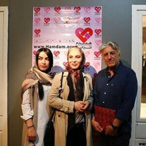 Bita Ahmadi Instagram - عشق آنست كه
باهمه توان خويش ديگران را ياري كني تا به رؤياي خود واقعيت بخشند🙏🌹.
با خانم افسانه بايگان و آقاي رضا كيانيان در نمايشگاه ماجراي نبودنت به نفع دختران همدم
#بيتا_احمدي #bitaahmadi
