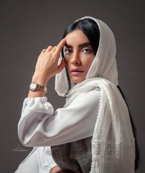Bita Ahmadi Instagram - بگذار به تو بگویم که خدا هر روز می‌آید و بر درهایت می‌کوبد. 
گاهی همچون باد و گاهی با باران
او مدام و در هر لحظه از زندگیت می‌آید و در جستجوی توست.
او را دریاب و خوش‌آمد بگو و در آغوشش بگیر.
نیایش‌وار و رقصان و خندان
و با عشق در او ناپدید شو 💖 
————————————
#بيتا_احمدي #بازيگر #بازيگران_ايراني #تهران #ايران #خدا #اوشو #bitaahmadi #actor #actress #iran #instagram