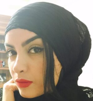 Bita Ahmadi Instagram - حرمت اعتبار خود را
هرگز در ميدان مقايسه خويش با ديگران مشكن
كه ما هر يك يگانه ايم  موجودي بي نظير و بي تشابه.
و آرمانهاي خويش را  به مقياس معيارهاي ديگران بنياد مكن
تنها تو مي داني كه "بهترين" در زندگانيت  چگونه معنا مي شود
با دم زدن در هواي گذشته  و نگراني فرداهاي نيامده
زندگي را مگذار كه از لابلاي انگشتانت فرو لغزد و آسان هدر شود.
هر روز، همان روز را زندگي كن  و بدينسان تمامي عمر را به كمال زيسته اي.
#بيتا_احمدي #bitaahmadi