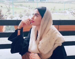 Bita Ahmadi Instagram - در مدرسه از من پرسيدند وقتي بزرگ شدي مي خواهي چه كاره شوي 
پاسخ دادم : خوشحال
گفتند : سوال را درست متوجه نشدي ؟ گفتم شما زندگي را درست متوجه نشده ايد! 🤞🏼
—————————————
‏#johnlennon #جان_لنون 
#bitaahmadi #بيتا_احمدي