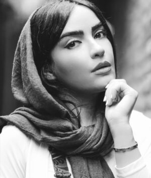 Bita Ahmadi Instagram - هيچگاه نومید مشو ، اگر همه درها هم به رویت بسته شوند، سرانجام او کوره راهی مخفی را که از چشم همه پنهان مانده، به رویت باز می‌کند ، حتی اگر هم اکنون قادر به دیدنش نباشی🕊
——————————————
#بيتا_احمدي #بازيگر #بازيگران_ايراني #تهران #ايران #خدا #شمس_تبریزی #bitaahmadi #actor #actress #iran #instagram