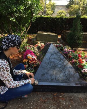 Bita Beigi Instagram - گورستان پِر-لاشِز (به فرانسوی: Cimetière du Père-Lachaise) با ۴۳ هکتار مساحت، بزرگ‌ترین گورستان پاریس و از مشهورترین گورستان‌های جهان است.
گفته می‌شود این گورستان که در منطقه ۲۰ پاریس واقع شده، پربازدیدترین گورستان جهان است. همچنین به دلیل این که اولین گورستان شهر می‌باشد حائز اهمیت است. این گورستان یادگار سه جنگ می‌باشد..[۲] مشاهیر فراوانی در گورستان پر-لاشز به خاک سپرده شده‌اند. هر ساله بیش از ۳٫۵میلیون بازدیدکننده دارد که بیشترین آمار در کل جهان به‌شمار می‌آید.
از هنرمندان ايرانى دفن شده در اين گورستان صادق هدايت و غلامحسين ساعدى هستند.
#گورستان #آرامگاه #مقبره 
#صادق_هدایت 
#غلامحسين_ساعدي 
#ahmetkaya
#august #paris #france🇫🇷 #pere_lachaise 
#2018
