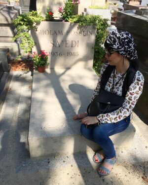 Bita Beigi Instagram - گورستان پِر-لاشِز (به فرانسوی: Cimetière du Père-Lachaise) با ۴۳ هکتار مساحت، بزرگ‌ترین گورستان پاریس و از مشهورترین گورستان‌های جهان است.
گفته می‌شود این گورستان که در منطقه ۲۰ پاریس واقع شده، پربازدیدترین گورستان جهان است. همچنین به دلیل این که اولین گورستان شهر می‌باشد حائز اهمیت است. این گورستان یادگار سه جنگ می‌باشد..[۲] مشاهیر فراوانی در گورستان پر-لاشز به خاک سپرده شده‌اند. هر ساله بیش از ۳٫۵میلیون بازدیدکننده دارد که بیشترین آمار در کل جهان به‌شمار می‌آید.
از هنرمندان ايرانى دفن شده در اين گورستان صادق هدايت و غلامحسين ساعدى هستند.
#گورستان #آرامگاه #مقبره 
#صادق_هدایت 
#غلامحسين_ساعدي 
#ahmetkaya
#august #paris #france🇫🇷 #pere_lachaise 
#2018
