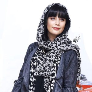 Bita Beigi Instagram - حقيقت ايينه اى بود كه از آسمان و از دست خدا به زمين افتاد و شكست، هر كس تكه اى از آن را برداشت و خود را در آن ديد ، گمان كرد حقيقت نزد اوست، حال آنكه حقيقت نزد همگان پخش بود...
#فيه_ما_فيه