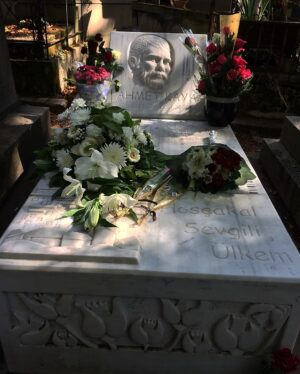 Bita Beigi Instagram - گورستان پِر-لاشِز (به فرانسوی: Cimetière du Père-Lachaise) با ۴۳ هکتار مساحت، بزرگ‌ترین گورستان پاریس و از مشهورترین گورستان‌های جهان است.
گفته می‌شود این گورستان که در منطقه ۲۰ پاریس واقع شده، پربازدیدترین گورستان جهان است. همچنین به دلیل این که اولین گورستان شهر می‌باشد حائز اهمیت است. این گورستان یادگار سه جنگ می‌باشد..[۲] مشاهیر فراوانی در گورستان پر-لاشز به خاک سپرده شده‌اند. هر ساله بیش از ۳٫۵میلیون بازدیدکننده دارد که بیشترین آمار در کل جهان به‌شمار می‌آید.
از هنرمندان ايرانى دفن شده در اين گورستان صادق هدايت و غلامحسين ساعدى هستند.
#گورستان #آرامگاه #مقبره 
#صادق_هدایت 
#غلامحسين_ساعدي 
#ahmetkaya
#august #paris #france🇫🇷 #pere_lachaise 
#2018