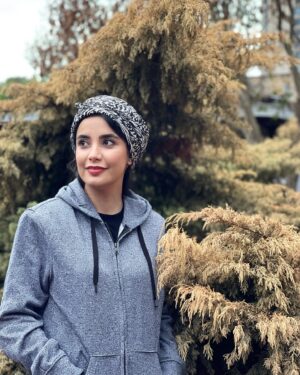 Bita Beigi Instagram - بازم یه پاییز دیگه اومد ،پاییز با موسیقی خوش خش خش برگ هاش،
باصدای نم نم اولین باران پاییزی وصدای چک چک باران بر شیشه‌های پنجره به یادم می‌آورم مجالی نیست، این فصل پر رمز و راز عاشقانه ست، عاشقانه ایی شگفت‌انگیز و دلنشین که هزاران بهار هم نمی‌تونه شکوفاش کنه اگر پاییز نبود
هیچ اتفاق شاعرانه ای نمی افتاد
نه موسیقی باد بود
نه سمفونی کلاغها
نه رقص برگها اگر پاییز نبود
 کاش می‌شد همه فصل‌ها را با زبان مهر ترجمه کرد مهری که آغاز پاییز را به عهده گرفته و خود را در دل همه جا کرده‌ دوباره پاییز
فصل زیبای سادگی….. 
#پائیز #🍂 #🌾 #🍁 #🍃 #بیتا_بیگی