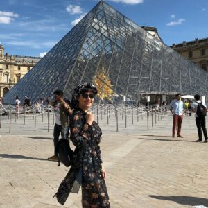 Bita Beigi Instagram - #france #🌞#❤️
موزهٔ لووْر (به فرانسوی: Musée du Louvre) بزرگترین موزهٔ هنر و یک بنای تاریخی در مرکز شهر پاریس در کشور فرانسه می‌باشد. این موزه یکی از شاخصه‌های مشهور فرانسه و پاریس است که در سمت راست رودخانه سن، در منطقه ۱ شهر پاریس واقع گردیده. در این موزه بالغ بر ۳۸۰۰۰ اثر هنری مربوط به پیش از تاریخ تا سده ۲۱ میلادی در فضایی بالغ بر ۷۲۷۳۵ متر مربع جمع‌آوری و در معرض دید قرار گرفته. در سال ۲۰۱۷ میلادی، موزه لوور، با ۸/۱ میلیون بازدید کننده، در فهرست پربازدیدترین موزه‌های جهان قرار گرفت.
