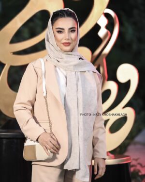 Bita Beigi Instagram - #جشن_حافظ 
با تشکر از مزون @mezon_mati  برای طراحی لباسم 🙏🏻♥️
میکاپم :هنر دست @katrinaryazand عزیزم🥰
موهام :saminfeyzi@✨😍
عکسها :از عکسهای عزیزم که روشون تگ کردم🌹😘 
عکسها البومی هست ورق بزنید🙏🏻🌹
