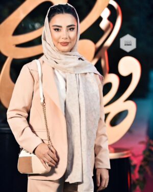 Bita Beigi Instagram - #جشن_حافظ 
با تشکر از مزون @mezon_mati  برای طراحی لباسم 🙏🏻♥️
میکاپم :هنر دست @katrinaryazand عزیزم🥰
موهام :saminfeyzi@✨😍
عکسها :از عکسهای عزیزم که روشون تگ کردم🌹😘 
عکسها البومی هست ورق بزنید🙏🏻🌹