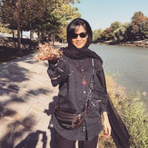 Bita Beigi Instagram - پاييز رو انتظار می کشم.دل تنگش بودم. پا مى ذارم تو کوچه ی پاییز. هميشه نيمه ی دوم شهريور كه رد مي شه، بى تاب مي شم و دلم رو شش دانگ می سپرم به پاییز. من شش ماهه به دنیا اومدم. انتظار هر چيز بی طاقتم می کنه. از اون ور ذوق رسیدن هرچيزی که منتظرش بودم منو مي کشه. واسه رسیدن پاييز در هر شرايطى ذوق دارم.  پاييز برام معجزه ست. از پاييز خاطرات زيادى دارم كه مي برتم اون دور دورا كه ياد آوریش برام خيلى قشنگه. پیاده راه رفتن از مدرسه تا خونه زير بارون و ديدن روزنامه مجله هاى سينمايى ، رفتن خونه ی خاله و خوردن آش دور هم، تو روياها غرق شدن و ....براى من هر پاييز يه قصه داره. شايد هم فقط خاطرات پاييزه كه برام ماندگار مي شه. حالم تو پاييز خیلی خوبه.  بيشتر مي خندم، بيشتر مي نویسم، بيشتر همه رو دوست دارم، بيشتر فعاليت مي کنم و  آرامش بيشتری دارم. اين انرژى 
كه پاييز به من مي ده طعم زندگي م رو عوض مي کنه. انگار تمام لحظات ش رو حس مي کنم. با جون و دل زندگی ش می کنم. انگار زندگى برام تو پاييز  بيشتر جريان داره. دوستت دارم پاييز برگ ریز که با همه ی تناقض خزان زده ت برام پر خير و بركتی.  منتظرتم!
#پاييز #🍁#🍂#🌾#
