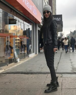 Bita Beigi Instagram - خوشحالى رو از زندگى بدزد...
#🤗 hayattan mutluluğu çal ...
#✌🏻