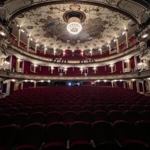 Bjarne Mädel Instagram - #dankbarkeit @schauspielhaushamburg #randvollehütte @fritzihaberlandtofficial #betty Stucky #andré jung = goat #schönster Platz der Welt #danke Hamburch #Lesung „bin nebenan-Monologe für zuhause“ Ingrid Lausund @speaklow_berlin #Hörbuch #extrem dräuendes Gefühl #ausverkauft