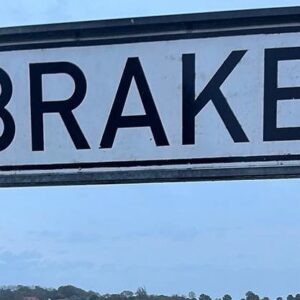 Bjarne Mädel Instagram - #brake fängt 🔥  Liebe Braker und Dangaster und Vareler und Butjaaadinger ! Und Norden 🔨!! Humor ist anscheinend wirklich ein sehr dünnes Pflänzchen BEI EINIGEN WENIGEN von Euch !!
Ich betone in jedem!!! Interview, wie toll es bei Euch war, wie absolut wohl wir uns gefühlt haben !!! Und wie überaus gastfreundlich und nett und toll unsere Motivgeber !!! waren! 
Die wichtige graue Mauer ist nun mal “trostlos” in der Wirkung.. IM FILM !!! Und das sollte der fiktive Ort Katenbüll nunmal auch sein… die äußere Entsprechung von Sörensens innerem Zustand (ein kalter unfreundlicher Ort, damit die Figuren umso wärmer strahlen) und nur das habe ich HUMORVOLL ( vielleicht zuuu trocken dann für Einige ) bei Bettina Tietjen auf dem Roten Sofa gesagt! Alle Menschen, die bei Euch Urlaub machen und u.a. den Deich und den Rhabarber Kuchen lieben, wissen sowieso, wie erholsam und schön es bei Euch ist..
Also bitte bitte bitte 🙏 kein Hass mehr, davon hat die Welt doch echt genug :(
Bei allen, die meinen Auftritt in den falschen Hals bekommen haben, möchte ich mich entschuldigen!
Dachte, dass mein Humor mittlerweile verständlich ist…  Als Regisseur der Sörensen Filme brauchte ich passende Motive !!! Und keine Postkartenidylle, die man bei Euch natürlich auch finden kann !!! Lieben Gruß an die Küste !!! #PS : I brake auch for Braker 😜 @touristinfobrake