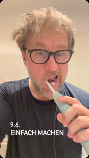 Bjarne Mädel Instagram - #wir ham den besseren Atem- find ich  #richtig wählen ist schwerer als richtiges Putzen merk ich grade :(