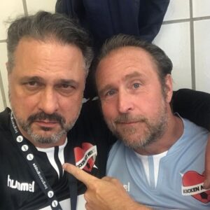 Bjarne Mädel Instagram - #der11(000)Meter  #🙏 @placebokickers sind EHRENLEUTE @kickenmitherz  #neverchangeawinningteam #klassisch verladen !!! @dasfuntom  @axelbosse @ollipolli73 @timmaelzer_official @mmsdinz6 @lassesobiech @stephanluca_official @engel1190 #Piotr Trochowski @mark_tavassol @sasha.music @estherroling @peterlohmeyer @elton_tv #thomashelmer #felixmagath #ewaldlienen @tortue_hamburg #hamburg all Stars @hsv @fcstpauli  #indenfarbengetrenntindersachevereint  #NUR DIE KINDER ♥️en !!! #für jedes Tor von mir wollte das Ärzteteam der Placebo Kickers 1000 Euro spenden. Ich hab dann gesagt, ich denke mal JEDER Spieler … 😜
Sie ham s gemacht !!!! 💪 ganz großes Kino #ach so, man kann natürlich gern noch spenden an Placebo Kickers Hamburg e.V.  IBAN: DE19 2005 0550 1011 3113 11