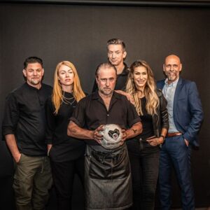 Bjarne Mädel Instagram - MAKING OF unseres aktuellen Clips 🎞️🎥… gnadenlos tolle Fotos @anri.coza.photography & ein wunderbarer Drehtag @bullerei mit @hafengoldfilm & @communicator7 , @placebokickers , @timmaelzer_official , @dasfuntom @bjarnemaedel , @axelbosse , @yasminafilali_official , @estherroling , @rewe_stanislawskilaas , @thomashelmerofficial , @steffen_hallaschka - jetzt wird geschnitten und @kptn_knut macht die post (Produktion) 📬😉 Danke an die ganze Crew & @oliver_vonberg @nussinarmbrust @elbblickmagazin @emii_ka @lena.wernr 

EINE STADT. EIN SPIEL. EIN ZIEL ⚽️☮️❤️ Am 08.09.24 freuen wir uns auf die Fussballkünste von #herzkind Paulinho ebenso wie auf @elton_tv @timmaelzer_official @placebokickers @jorgechicaswalk @steffen_hallaschka @lilli  @reneadler  @marcbarthel  @sasha.music @ollipolli73 @estherroling @annabelle_mandeng @belle_la_donna @mickybeisenherzoffiziell @truller2 @ewald.lienen.7  @patrickemanuel_bach @aaronhilmer @tilmanpoerzgen @timur_bartels  @engel1190 @fabian_boll_17 @flolechner2 @kaischwarz @katharina.fegebank @kostjaullmann_official @lassesobiech @mark_tavassol @nova_meierhenrich @oliver_vonberg @peterlohmeyer @richard_golz @pohlmannmusic @sebastianmerget  und vielen mehr 

Jetzt TICKETS sichern über kickenmitherz.de

#kickenmitherz #kickenmitherz2024 #placebokickers #hamburg #einestadteinspieleinziel #einestadt_einspiel_einziel