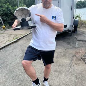 Bjarne Mädel Instagram - #der11(000)Meter  #🙏 @placebokickers sind EHRENLEUTE @kickenmitherz  #neverchangeawinningteam #klassisch verladen !!! @dasfuntom  @axelbosse @ollipolli73 @timmaelzer_official @mmsdinz6 @lassesobiech @stephanluca_official @engel1190 #Piotr Trochowski @mark_tavassol @sasha.music @estherroling @peterlohmeyer @elton_tv #thomashelmer #felixmagath #ewaldlienen @tortue_hamburg #hamburg all Stars @hsv @fcstpauli  #indenfarbengetrenntindersachevereint  #NUR DIE KINDER ♥️en !!! #für jedes Tor von mir wollte das Ärzteteam der Placebo Kickers 1000 Euro spenden. Ich hab dann gesagt, ich denke mal JEDER Spieler … 😜
Sie ham s gemacht !!!! 💪 ganz großes Kino #ach so, man kann natürlich gern noch spenden an Placebo Kickers Hamburg e.V.  IBAN: DE19 2005 0550 1011 3113 11