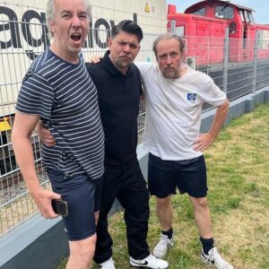 Bjarne Mädel Instagram - #der11(000)Meter  #🙏 @placebokickers sind EHRENLEUTE @kickenmitherz  #neverchangeawinningteam #klassisch verladen !!! @dasfuntom  @axelbosse @ollipolli73 @timmaelzer_official @mmsdinz6 @lassesobiech @stephanluca_official @engel1190 #Piotr Trochowski @mark_tavassol @sasha.music @estherroling @peterlohmeyer @elton_tv #thomashelmer #felixmagath #ewaldlienen @tortue_hamburg #hamburg all Stars @hsv @fcstpauli  #indenfarbengetrenntindersachevereint  #NUR DIE KINDER ♥️en !!! #für jedes Tor von mir wollte das Ärzteteam der Placebo Kickers 1000 Euro spenden. Ich hab dann gesagt, ich denke mal JEDER Spieler … 😜
Sie ham s gemacht !!!! 💪 ganz großes Kino #ach so, man kann natürlich gern noch spenden an Placebo Kickers Hamburg e.V.  IBAN: DE19 2005 0550 1011 3113 11