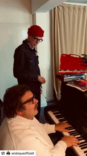 Bjarne Mädel Instagram - @erobiqueoffiziell @schauspielhaushamburg  @jaques_palminger #29.&30.05. Songs for Joy Part 2 #ich so Strahl !!!
