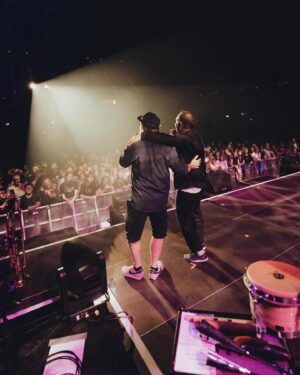 Bjarne Mädel Instagram - @axelbosse #wasserverlust #warum in ear Kopfhörer wichtig sind !  #danke für ein Hammer Konzert !!! #auf die ganz feine Tour #Bosse muss man live gucken und #TANZEN @aufdiefeinetour