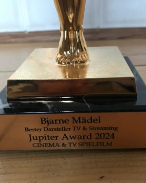 Bjarne Mädel Instagram - #Dankbarkeit #Jupiter award #Jupiter Preis #danke an Euch alle, die für mich gestimmt haben 🙏@jupiteraward #Hammer #Danke an die Leser und Leserinnen von @cinema_magazin  und @tv_spielfilm #Sörensen hat Flügel #danke @sven_stricker @claussenputz @ard @ardmediathek @ndr.de @netflix.deu @krislesch @ninahauncasting  @leommmmmeier @luise.heyer @karoline_eichhorn @michaelmaertensoffical @ollikleinfeld @mirihimmelsberger @bnnppnn @cholsten20459 @caterinaczepek @volkerbertelmann_official #stolz @agenturschottkreutzer @jupiterjones 😜 #feelin #prettyprettyprettygood #Sörensen fängt Preis 🥇#leben #bonustime  #☀️aus dem 🍑