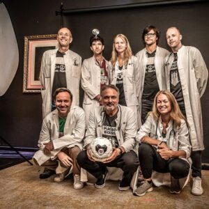 Bjarne Mädel Instagram - MAKING OF unseres aktuellen Clips 🎞️🎥… gnadenlos tolle Fotos @anri.coza.photography & ein wunderbarer Drehtag @bullerei mit @hafengoldfilm & @communicator7 , @placebokickers , @timmaelzer_official , @dasfuntom @bjarnemaedel , @axelbosse , @yasminafilali_official , @estherroling , @rewe_stanislawskilaas , @thomashelmerofficial , @steffen_hallaschka - jetzt wird geschnitten und @kptn_knut macht die post (Produktion) 📬😉 Danke an die ganze Crew & @oliver_vonberg @nussinarmbrust @elbblickmagazin @emii_ka @lena.wernr 

EINE STADT. EIN SPIEL. EIN ZIEL ⚽️☮️❤️ Am 08.09.24 freuen wir uns auf die Fussballkünste von #herzkind Paulinho ebenso wie auf @elton_tv @timmaelzer_official @placebokickers @jorgechicaswalk @steffen_hallaschka @lilli  @reneadler  @marcbarthel  @sasha.music @ollipolli73 @estherroling @annabelle_mandeng @belle_la_donna @mickybeisenherzoffiziell @truller2 @ewald.lienen.7  @patrickemanuel_bach @aaronhilmer @tilmanpoerzgen @timur_bartels  @engel1190 @fabian_boll_17 @flolechner2 @kaischwarz @katharina.fegebank @kostjaullmann_official @lassesobiech @mark_tavassol @nova_meierhenrich @oliver_vonberg @peterlohmeyer @richard_golz @pohlmannmusic @sebastianmerget  und vielen mehr 

Jetzt TICKETS sichern über kickenmitherz.de

#kickenmitherz #kickenmitherz2024 #placebokickers #hamburg #einestadteinspieleinziel #einestadt_einspiel_einziel