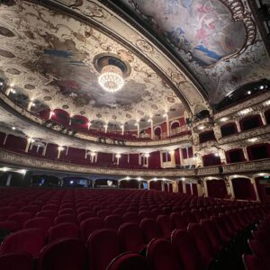 Bjarne Mädel Instagram - #dankbarkeit @schauspielhaushamburg #randvollehütte @fritzihaberlandtofficial #betty Stucky #andré jung = goat #schönster Platz der Welt #danke Hamburch #Lesung „bin nebenan-Monologe für zuhause“ Ingrid Lausund @speaklow_berlin #Hörbuch #extrem dräuendes Gefühl #ausverkauft