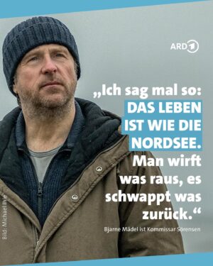 Bjarne Mädel Instagram - Ein neuer Fall für Sörensen alias Bjarne Mädel! Wieder ermittelt der Kommissar im vermeintlich beschaulichen Katenbüll. „Sörensen sieht Land“ hört ihr ab sofort in der ARD Audiothek. Den Link findet ihr in der Bio.

Und darum geht’s: Während der Jubiläumsfeier des Katenbüller Einkaufszentrums rast ein Auto in die Menschenmenge. Es gehört einem alten Bekannten von Sörensen – ausgerechnet Polizeianwärter Malte Schuster. Doch der saß nicht am Steuer, denn wenig später findet man den Wagen an einem Baum inmitten der tristen nordfriesischen Einöde. Am Steuer eine weibliche Leiche.

Die Hörspielreihe um Kommissar Sörensen ist schnell legendär geworden. Autor und Hörspielregisseur Sven Stricker hat die Rolle seinem Hauptdarsteller Bjarne Mädel auf den Leib geschrieben. Die Verfilmungen von „Sörensen hat Angst“ und „Sörensen fängt Feuer“ könnt ihr übrigens in der @ardmediathek ansehen.

#sörensen #sörensensiehtland #bjarnemädel #svenstricker #nordfriesland #katenbüll #krimi #podcast #deutschepodcasts #ard #ardaudiothek