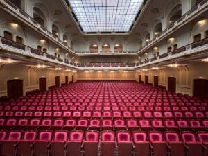 Bjarne Mädel Instagram - #DAAANKE !! Hometown !!
#danke @laeiszhalle  #kleine Lesetour endet fulminant !!! Was für ein toller Raum, was für ein tolles Publikum !!! #BESTE !!! 🙏 #volleHütte #hab grade gegoogelt : über 1467 Leute !? HALLOO !!?? #ich wackel ( ganz kurz ) , unfassbar schön war das Hamburch ! Danke 🙏 #ausverkauft