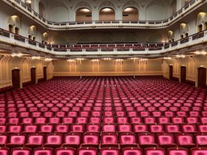 Bjarne Mädel Instagram - #DAAANKE !! Hometown !!
#danke @laeiszhalle  #kleine Lesetour endet fulminant !!! Was für ein toller Raum, was für ein tolles Publikum !!! #BESTE !!! 🙏 #volleHütte #hab grade gegoogelt : über 1467 Leute !? HALLOO !!?? #ich wackel ( ganz kurz ) , unfassbar schön war das Hamburch ! Danke 🙏 #ausverkauft