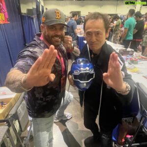 Blake Foster Instagram - Channeling the Green Sentai Ranger energy 💚⚡️ It’s epic to meet the legends who started it all at conventions and feel the power firsthand. Just like young Justin proved age is just a number, let’s bring him back for another heroic run! #GreenRanger #PowerRangers #JustinReturns #ConLife #supersentaiseries