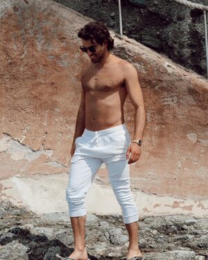 Blake Michael Instagram - Distraction is the enemy. 
Focus is your saving grace. 

- Write down your goals, reflect on them every day
- Make to-do lists
- Never lose sight of the things you want to accomplish

♠️ Just hang in there. And stay focused.