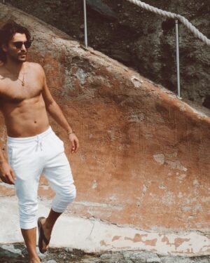Blake Michael Instagram - Distraction is the enemy. 
Focus is your saving grace. 

- Write down your goals, reflect on them every day
- Make to-do lists
- Never lose sight of the things you want to accomplish

♠️ Just hang in there. And stay focused.