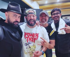 Blake Vaz Instagram - With the man, the myth, the legend @kyngpepe, mi pai chingon houdini @ervt_music e il mio bello figlio @aka.saulito. After a bad ass show by the mighty @kyngband at @elreytheatre