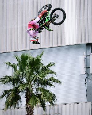 Blake Williams Instagram - Nah there’s something up with that palm tree 🤷🏻‍♂️🏝️😂 #DaytonaBikeWeek was 👌🏻🤘🏻 with @monsterenergy @ksfmxshows team 👊🏻 @twitchthis8 @keithsayers @takafmx @vgolden423 @wanky338 

Cheers @justingeorgephotos for the 📸