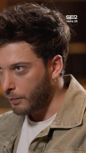 Blas Cantó Instagram - 😂 “La calle se da en vida, para que yo lo pueda disfrutar y lo pueda ver”

👉🏼 @blascanto_es y los homenajes en ‘La cena de los idiotés’

▶️ Puedes ver y escuchar ‘La cena de los idiotés’ en nuestro canal de YouTube y en tu plataforma de audio favorita.

#hora25 #lacenadelosidiotes #homenajes #blascanto #homenajespóstumos #calle #grammy