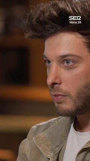 Blas Cantó Instagram - 😂 Ojo a la estrategia de @blascanto_es para conseguir que le pongan su nombre a una calle en su pueblo

▶️ Puedes ver y escuchar ‘La cena de los idiotés’ en nuestro canal de YouTube y en tu plataforma de audio favorita.

#blascanto #lacenadelosidiotes #hora25 #dilema #estrategia #homenaje #nombre #calles