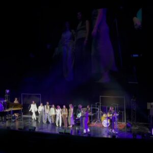Blas Cantó Instagram - Felicidades por esta iniciativa hermosa. @amplific.arte @julioreyesmusic 

Me ha encantado hablar con SM La Reina Letizia y comprobar en primera persona su compromiso con la salud emocional de tantos jóvenes, hoy en el @teatro_real 

@teo.bok @angelesarboleda @juliadebis @iamsaraabad @joaquina y demás, estuvieron increíbles! 

Gracias Casa Real por tratarnos tan bien, y a todos los colegios que estuvieron allí hoy! Cuando me pasen las fotos oficiales las compartiré con vosotros 💫