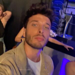 Blas Cantó Instagram - “Tú nunca me has querido” es algo más que una canción de desamor. Es el antónimo de toda la gente que SÍ nos ha querido con locura. ellxs son solo unos cuantos de los que han secado las lágrimas de la primera foto. Creo que nunca he subido una foto llorando, no recuerdo ni por qué fue. 🌻 Disponible el 10 de mayo. Ya en pre-save