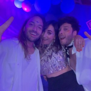 Blas Cantó Instagram - “Tú nunca me has querido” es algo más que una canción de desamor. Es el antónimo de toda la gente que SÍ nos ha querido con locura. ellxs son solo unos cuantos de los que han secado las lágrimas de la primera foto. Creo que nunca he subido una foto llorando, no recuerdo ni por qué fue. 🌻 Disponible el 10 de mayo. Ya en pre-save