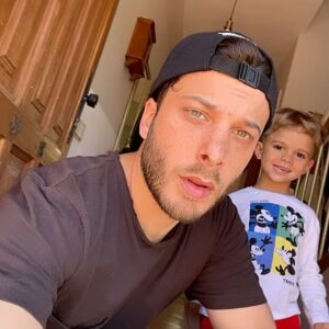 Blas Cantó Instagram - “Tú nunca me has querido” es algo más que una canción de desamor. Es el antónimo de toda la gente que SÍ nos ha querido con locura. ellxs son solo unos cuantos de los que han secado las lágrimas de la primera foto. Creo que nunca he subido una foto llorando, no recuerdo ni por qué fue. 🌻 Disponible el 10 de mayo. Ya en pre-save