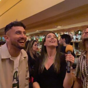 Blas Cantó Instagram - “Tú nunca me has querido” es algo más que una canción de desamor. Es el antónimo de toda la gente que SÍ nos ha querido con locura. ellxs son solo unos cuantos de los que han secado las lágrimas de la primera foto. Creo que nunca he subido una foto llorando, no recuerdo ni por qué fue. 🌻 Disponible el 10 de mayo. Ya en pre-save