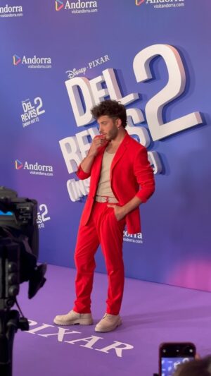 Blas Cantó Instagram - Mañana se estrena #DelReves2 y yo fui un privilegiado que la pude disfrutar en la première 😍 os gustó mi outfit de IRA? Jaaaaaaaa! 🔥